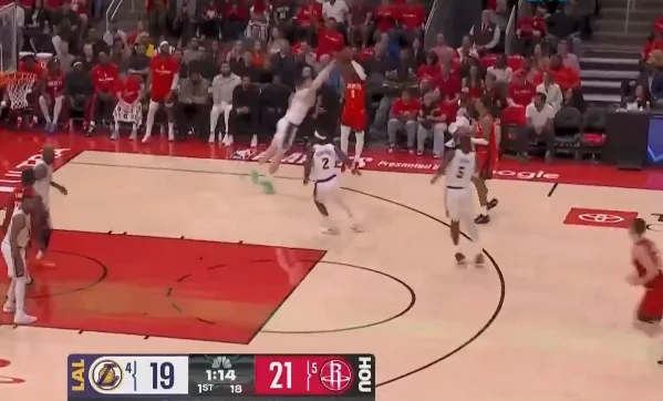 九游体育官网-阿龙-霍勒迪撤步三分投进，火箭打出一波11-2领先湖人5分